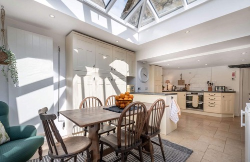Filkins Cabaña | Stone Cottage close to village shop, pool & pub!