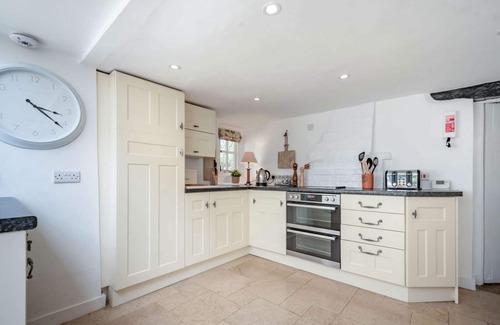 Filkins Cabaña | Stone Cottage close to village shop, pool & pub!