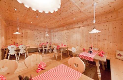 Cornedo All'isarco Hotel | Gasthof Zur Sonne