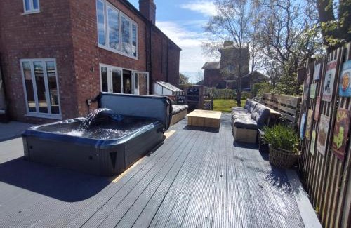 Woodhall Spa Casa | Gate house located on the riverside, Woodhall spa, hot tub & games room