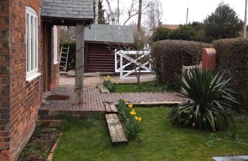 Woodhall Spa Casa | Gate house located on the riverside, Woodhall spa, hot tub & games room