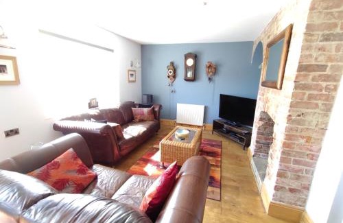 Woodhall Spa Casa | Gate house located on the riverside, Woodhall spa, hot tub & games room