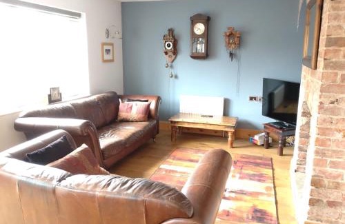 Woodhall Spa Casa | Gate house located on the riverside, Woodhall spa, hot tub & games room