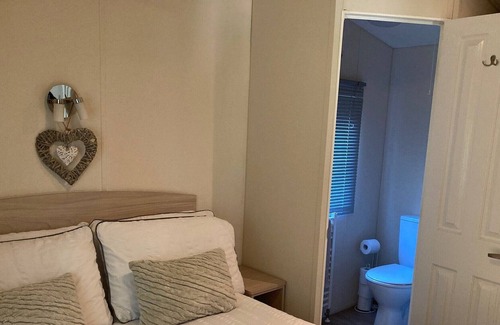 Brandon Cabina | GATE LODGE RETREAT with Thetford Forest on your doorstep.