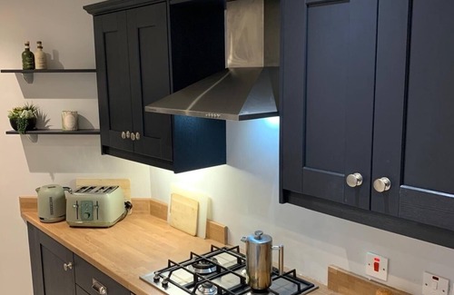 Belfast Casa | Gated 4-Bed Home in South Belfast, Near Dining & Short Drive, Train or bus 2 CBD