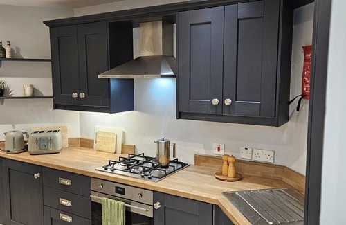 Belfast Casa | Gated 4-Bed Home in South Belfast, Near Dining & Short Drive, Train or bus 2 CBD