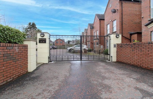Belfast Casa | Gated 4-Bed Home in South Belfast, Near Dining & Short Drive, Train or bus 2 CBD