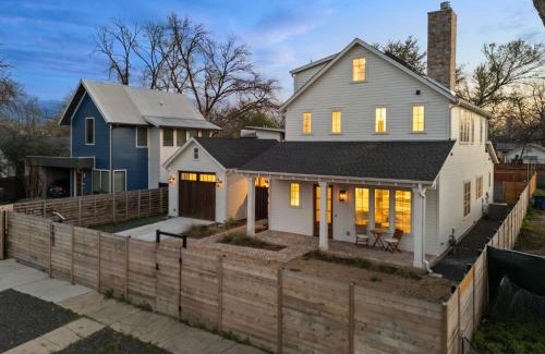 East Cesar Chavez Casa | Gated 5 Bedroom Walkable to East Austin
