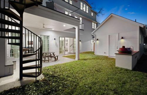 East Cesar Chavez Casa | Gated 5 Bedroom Walkable to East Austin
