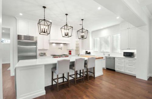 East Cesar Chavez Casa | Gated 5 Bedroom Walkable to East Austin