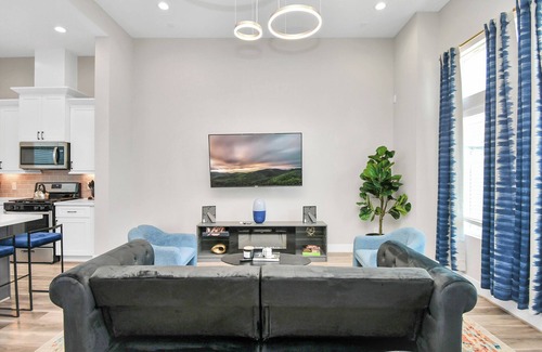 Brookhollow Casa | Gated, Comfy & Modern 3 BDR Townhome Centrally located near Airport.