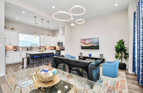 Brookhollow Casa | Gated, Comfy & Modern 3 BDR Townhome Centrally located near Airport.