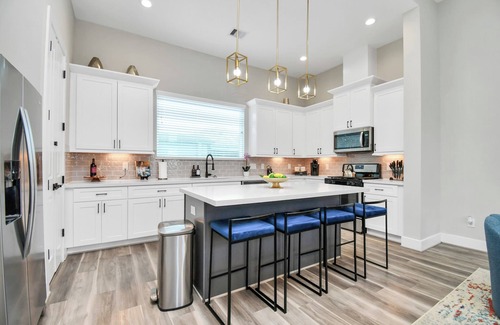 Brookhollow Casa | Gated, Comfy & Modern 3 BDR Townhome Centrally located near Airport.