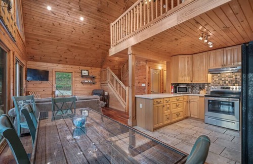 Marion Cabina | Gated Community Log Cabin 45 minutes to Asheville Hot Tub and Outdoor Fireplace