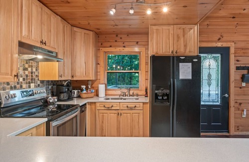 Marion Cabina | Gated Community Log Cabin 45 minutes to Asheville Hot Tub and Outdoor Fireplace