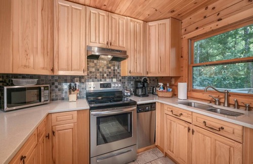 Marion Cabina | Gated Community Log Cabin 45 minutes to Asheville Hot Tub and Outdoor Fireplace