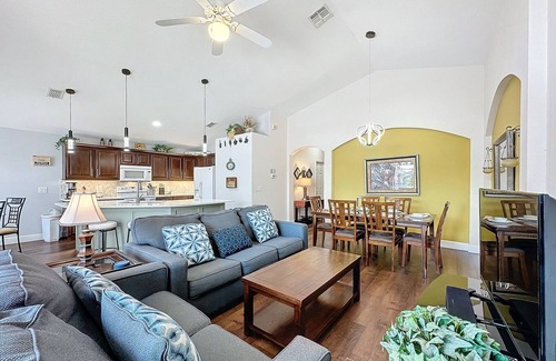 Highgate Park Villa | ⭐ ⭐ Gated Community | Modern | 4 Bed | 3 Bath | South Facing Large Pool Deck ⭐⭐
