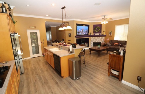 Perris Casa | Gated Country Vineyard Estate w 3br/2ba, office and pool