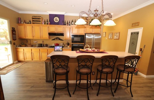 Perris Casa | Gated Country Vineyard Estate w 3br/2ba, office and pool