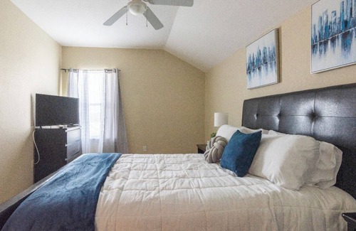 Marbella Casa | *Gated Cozy lovely home| private pool & Spa| Disney World