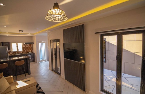 Claxton Bay Casa | Gated cozy retreat 5mins from highway, full kitchen and secure parking