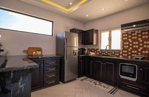 Claxton Bay Casa | Gated cozy retreat 5mins from highway, full kitchen and secure parking