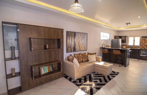 Claxton Bay Casa | Gated cozy retreat 5mins from highway, full kitchen and secure parking