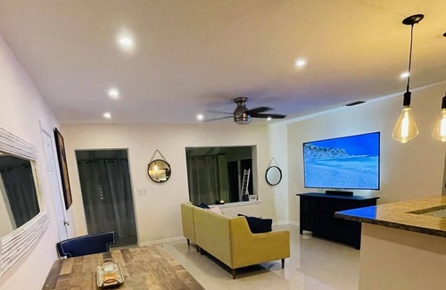 Citrus Isles Alquiler De Eote | Gated & fully private house w/ backyard keys bar