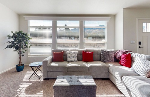 Pinon Hills Casa | Gated Mtn-View Home with Private Six-Person Hot Tub & Sauna - Dog-Friendly