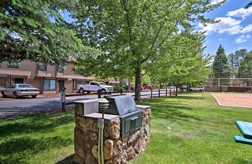 Pinetop Apartamento | Pinetop Townhome in Gated Resort w/ Pool & Spa!