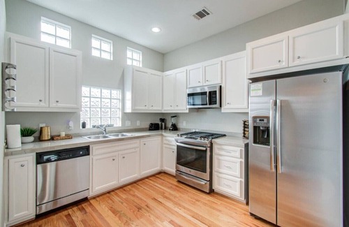 Southeast Houston Casa | Gated Townhome w/ Garage Parking by Hobby Airport!