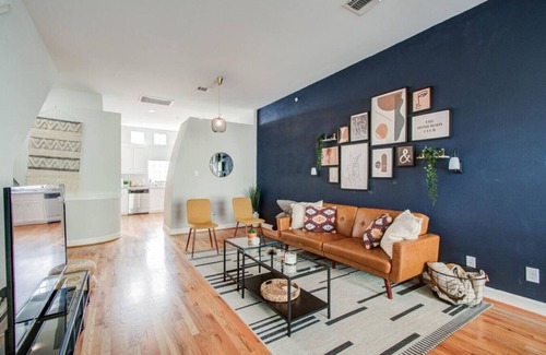 Southeast Houston Casa | Gated Townhome w/ Garage Parking by Hobby Airport!