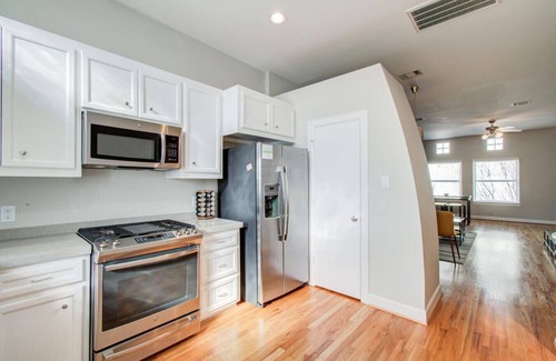 Southeast Houston Casa | Gated Townhome w/ Garage Parking by Hobby Airport!