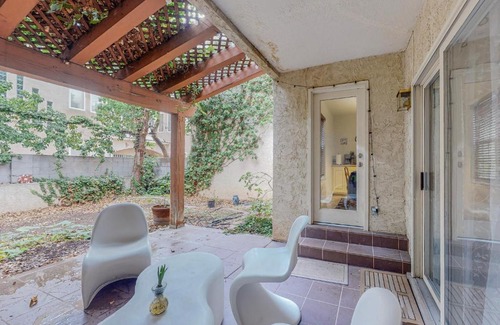Northeast Heights Casa | Gated Townhome with 2 Master Suites and Jetted tub