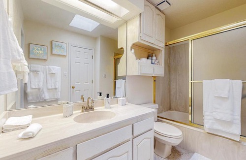 Northeast Heights Casa | Gated Townhome with 2 Master Suites and Jetted tub