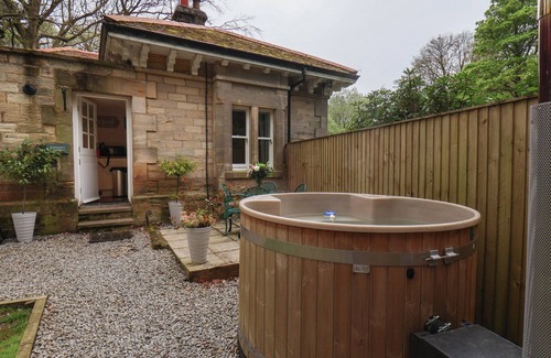 Easington Cabaña | GATEKEEPERS, pet friendly, with hot tub in Easington