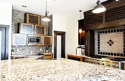 Hinton Villa | Gateway for Jasper Vacations in a big Luxury Mansion at Hinton