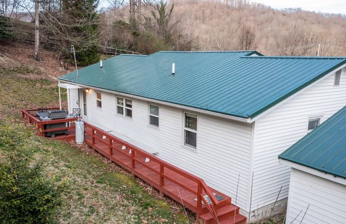Ansted Casa | Gateway House to NRG & Hawk's Nest - fast Wi-Fi, fire pit, RV hookup