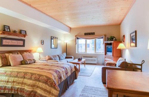 Mountain House Hotel | Gateway Studio Getaway
