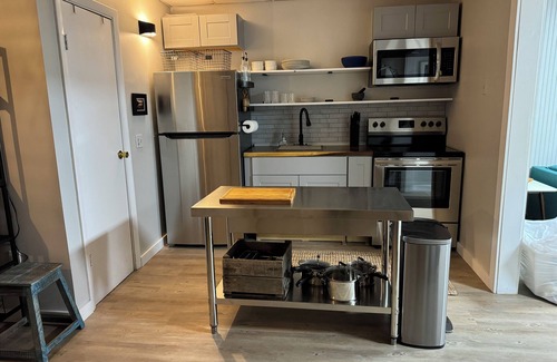 Lee Apartamento | Gateway to the Berkshires - Renovated downtown apartment