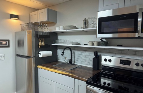 Lee Apartamento | Gateway to the Berkshires - Renovated downtown apartment
