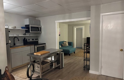 Lee Apartamento | Gateway to the Berkshires - Renovated downtown apartment