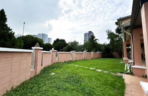 Kuala Lumpur Villa | Gathering Corner House with 6 Rooms upto 16Pax by Manhattan Group