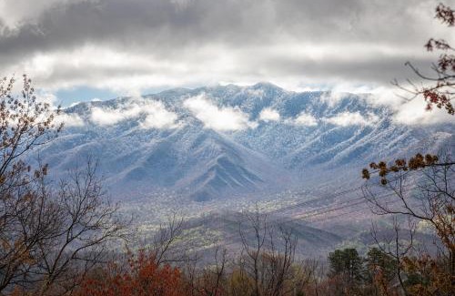 Chalet Village Chalet De Esquí | Gatlinburg Cabin With Breathtaking Views, Hot Tub, Sauna, 10 min to downtown and National Park