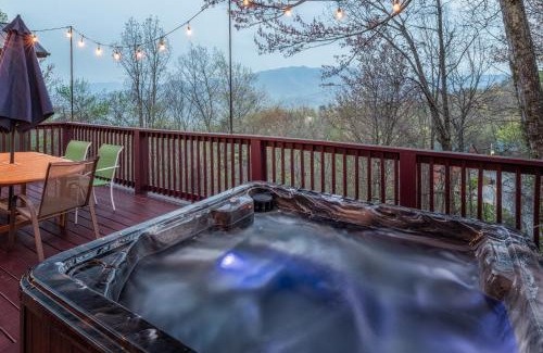 Chalet Village Chalet De Esquí | Gatlinburg Cabin With Breathtaking Views, Hot Tub, Sauna, 10 min to downtown and National Park