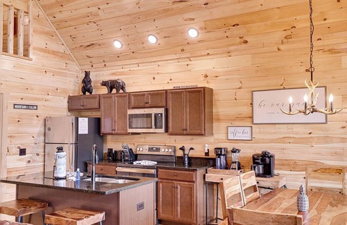 Pittman Center Cabina | Gatlinburg - Makin' Memories - 2 Bedrooms - Sleeps 6