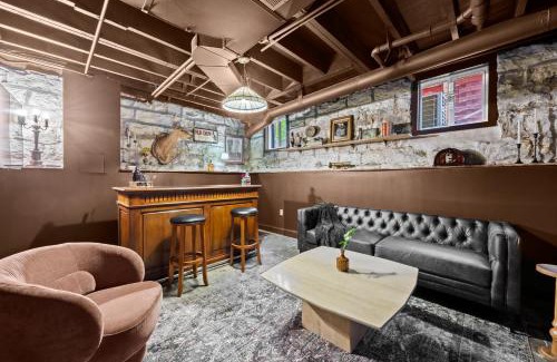 Cherokee Triangle Casa | Gatsby Glam 3BR Speakeasy Retreat in Louisville