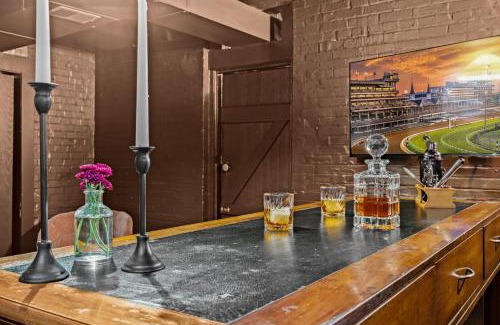 Cherokee Triangle Casa | Gatsby Glam 3BR Speakeasy Retreat in Louisville