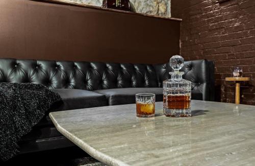 Cherokee Triangle Casa | Gatsby Glam 3BR Speakeasy Retreat in Louisville