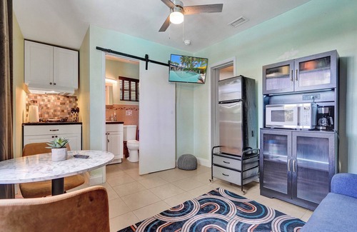 Coral Heights Casa | GAY guesthouse-heated Poolside Pleasure- GAY MENS- clothing opt-2miles to Wilton